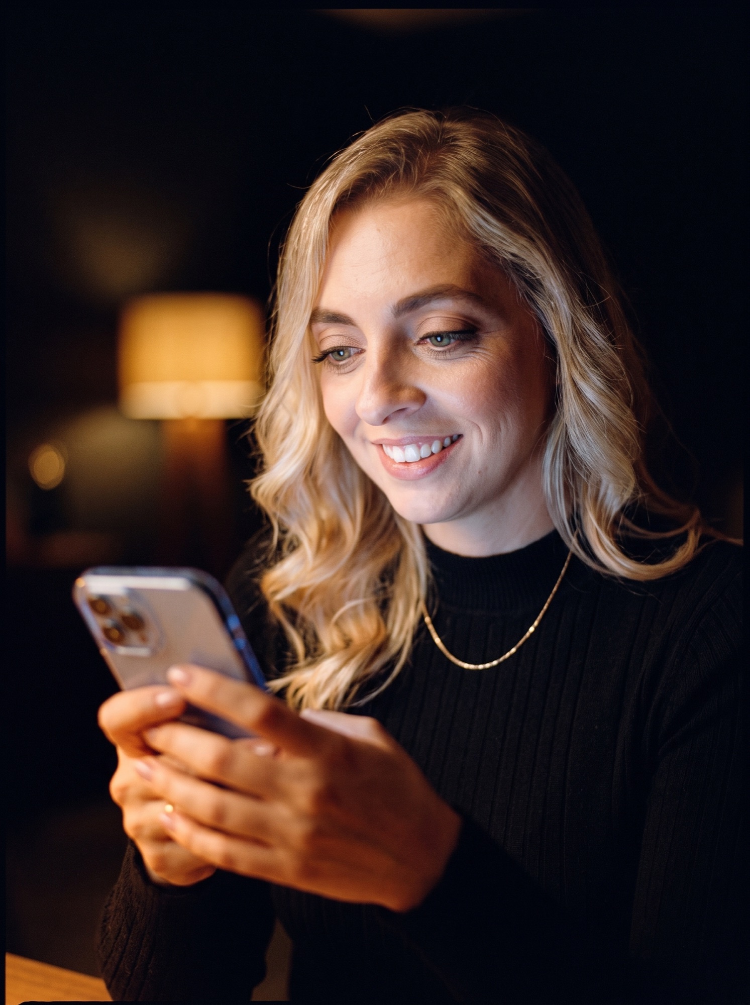 Daphne lendo uma mensagem no celular